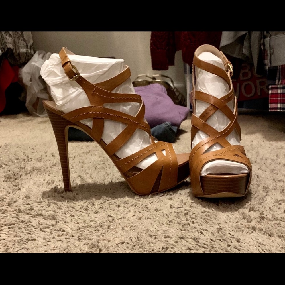Women’s Guess 5.5in heels. Size 9.5M. Worn once!!
